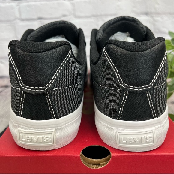 NIB Levi’s Turner Black Chambray Lace-Up Sneakers Sz 2 Youth - Picture 5 of 10